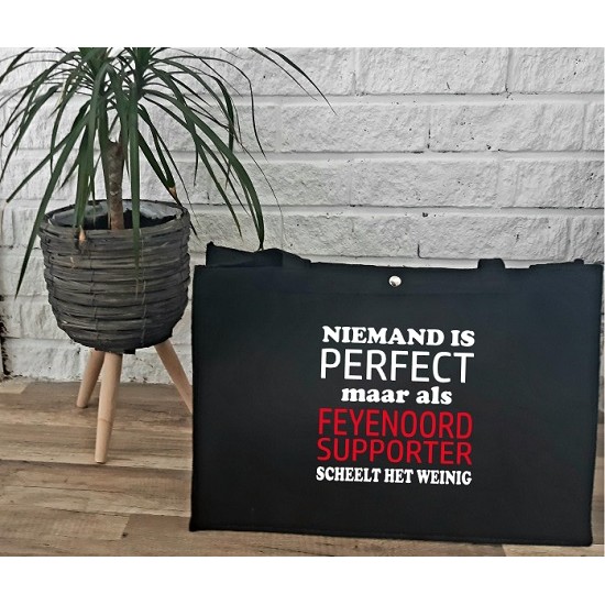 364- NIEMAND IS PERFECT MAAR ALS  FEYENOORD SUPPORTER SCHEELT HET WEINIG TAS