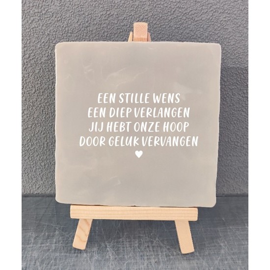 980- Een stille wens, een diep verlangen. Jij hebt onze hoop, door geluk gevangen. 980- Een stille wens, een diep verlangen. Jij hebt onze hoop, door geluk gevangen.